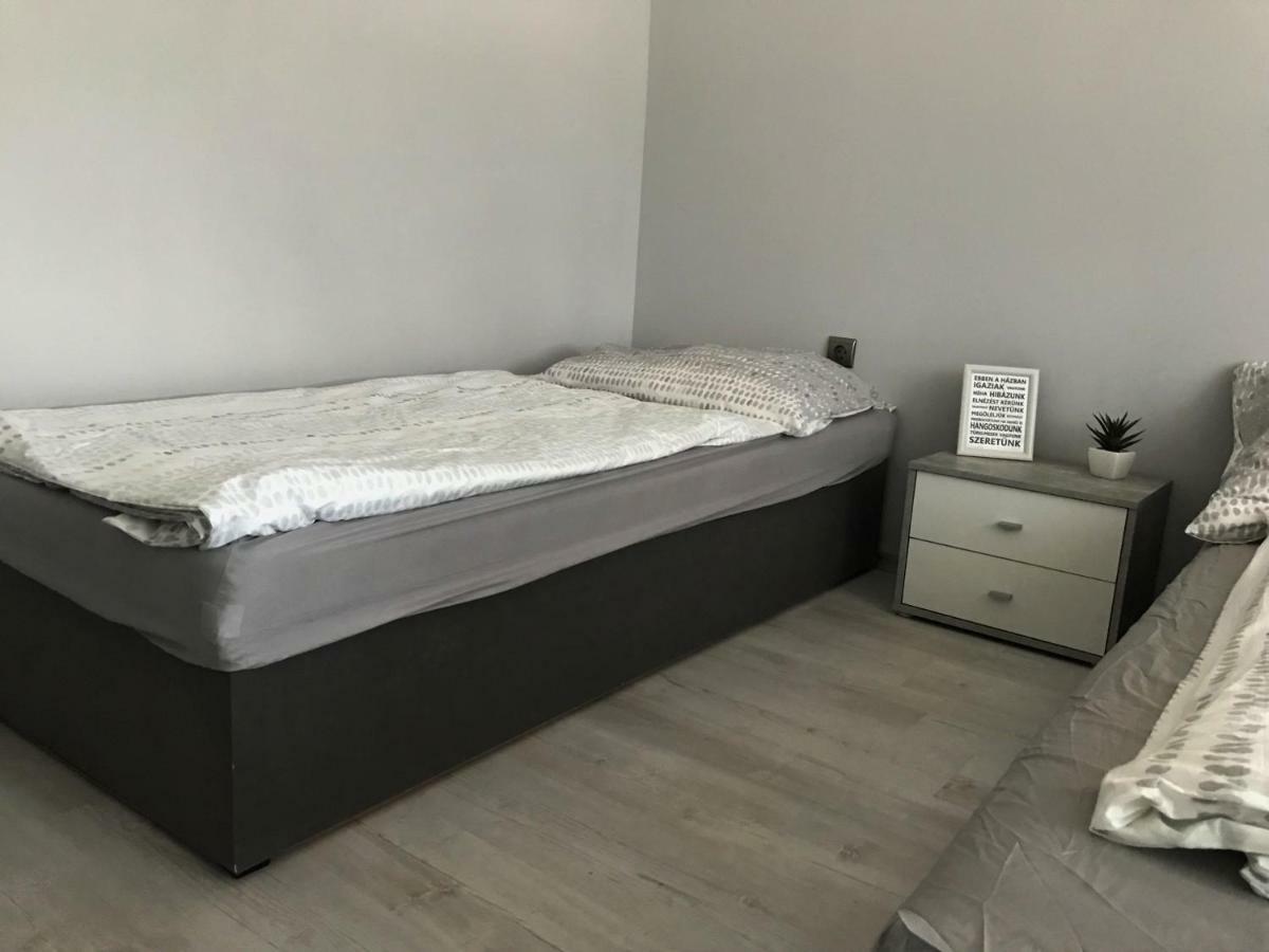 Varga Vendégház Apartamento Tiszakécske Exterior foto